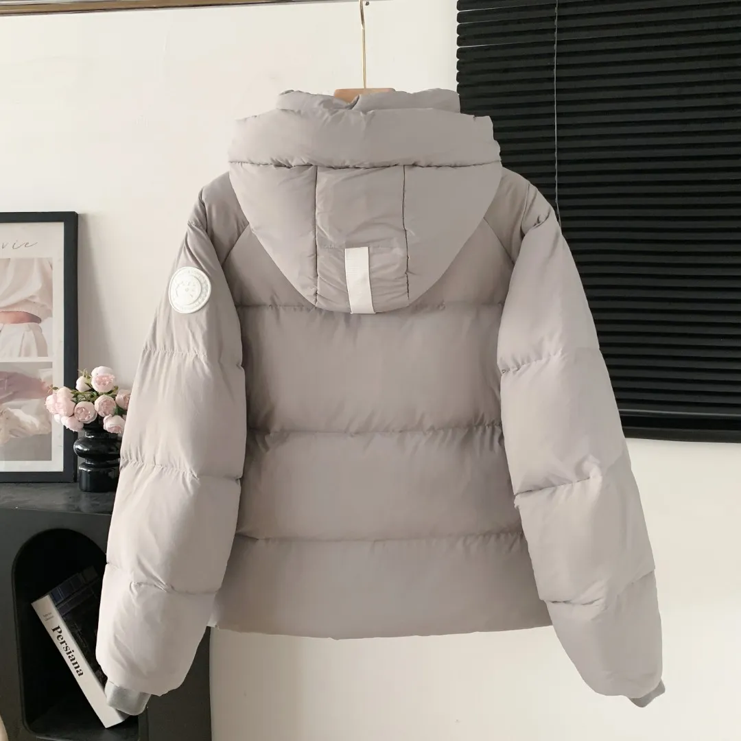 [Moonlight Lime] Style number: Y 109 𝘾𝘼𝙉𝘼𝘿𝘼 𝙂𝙊𝙊𝙎𝙀/Canada Goose 2602LB 1 Capsule Series Macaron Parka Size: XS S M L XL Down: National standard 80% white duck down, light weight and strong warmth retention. Fabric: Made of soft Endura Luxe fabric and CORDURA imported from Du Pont Company of the United States, which enhances the durability of easy-to-wear parts, is lightweight and durable; the inner liner is made of T anti-velvet gallbladder, which is comfortable, soft and non-velveting.